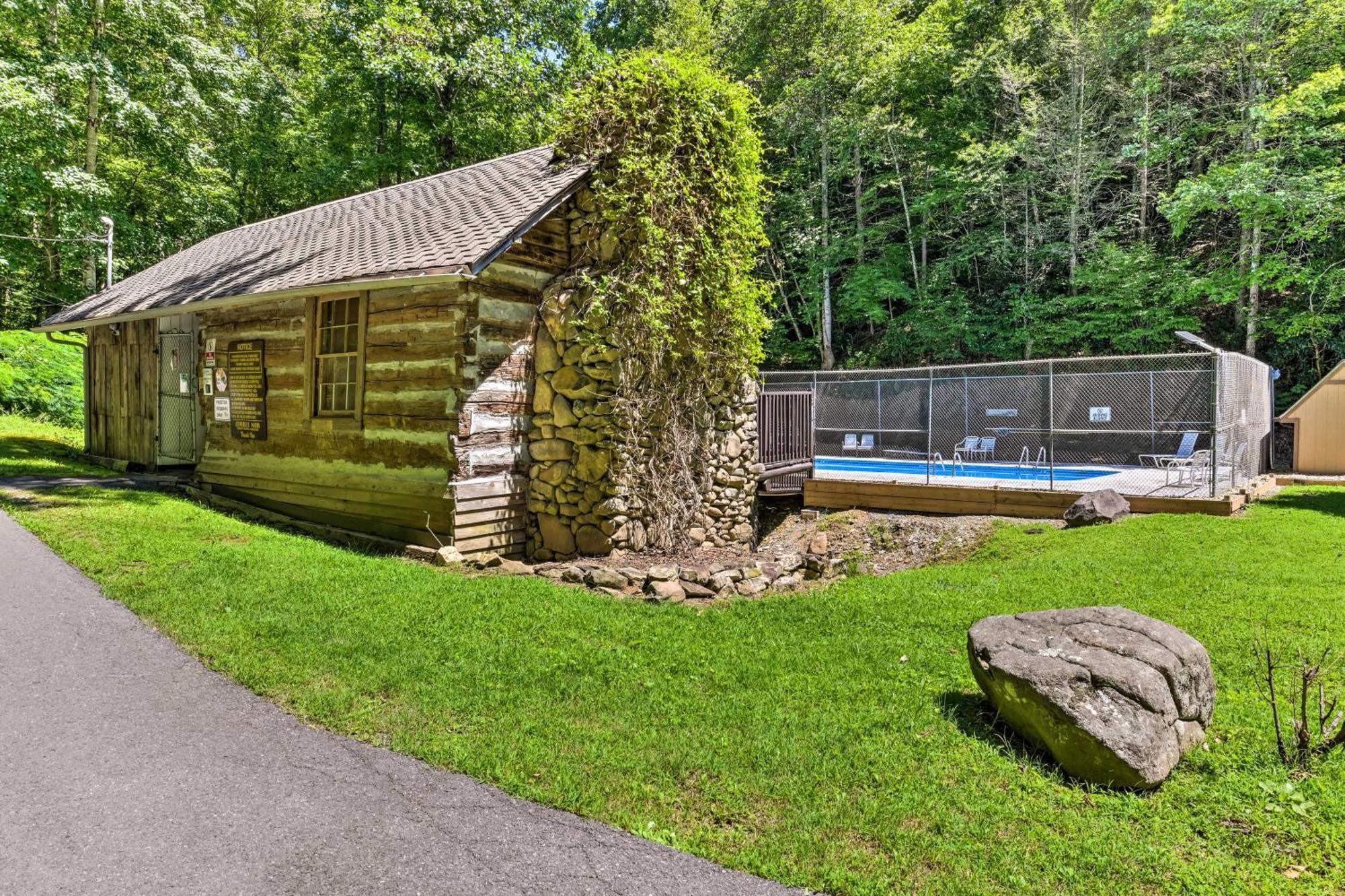 Gatlinburg Cabin With Game Room, Hot Tub And Mtn Views Exterior photo